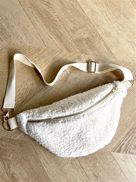 Sac banane en tissu et cuir .